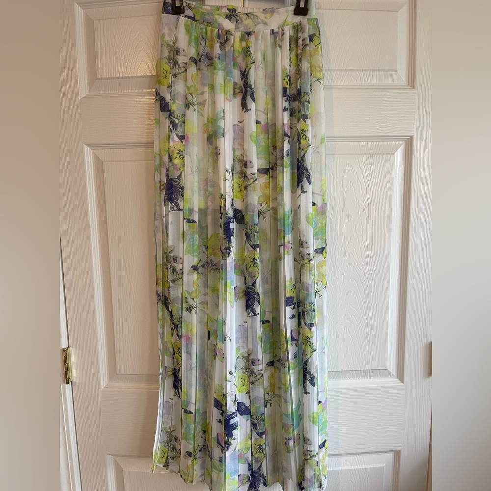 Beautiful BCBG generation pleated skirt